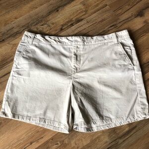 Beige above knee shorts G.H. Bass size 16 cotton / spandex